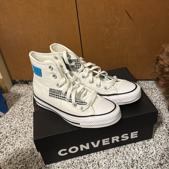 Converse - Picture 2 of 4